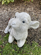 22nice4me Garden Statues concrete lamb ornament with a realistic matt finish, laying down in a garden setting.