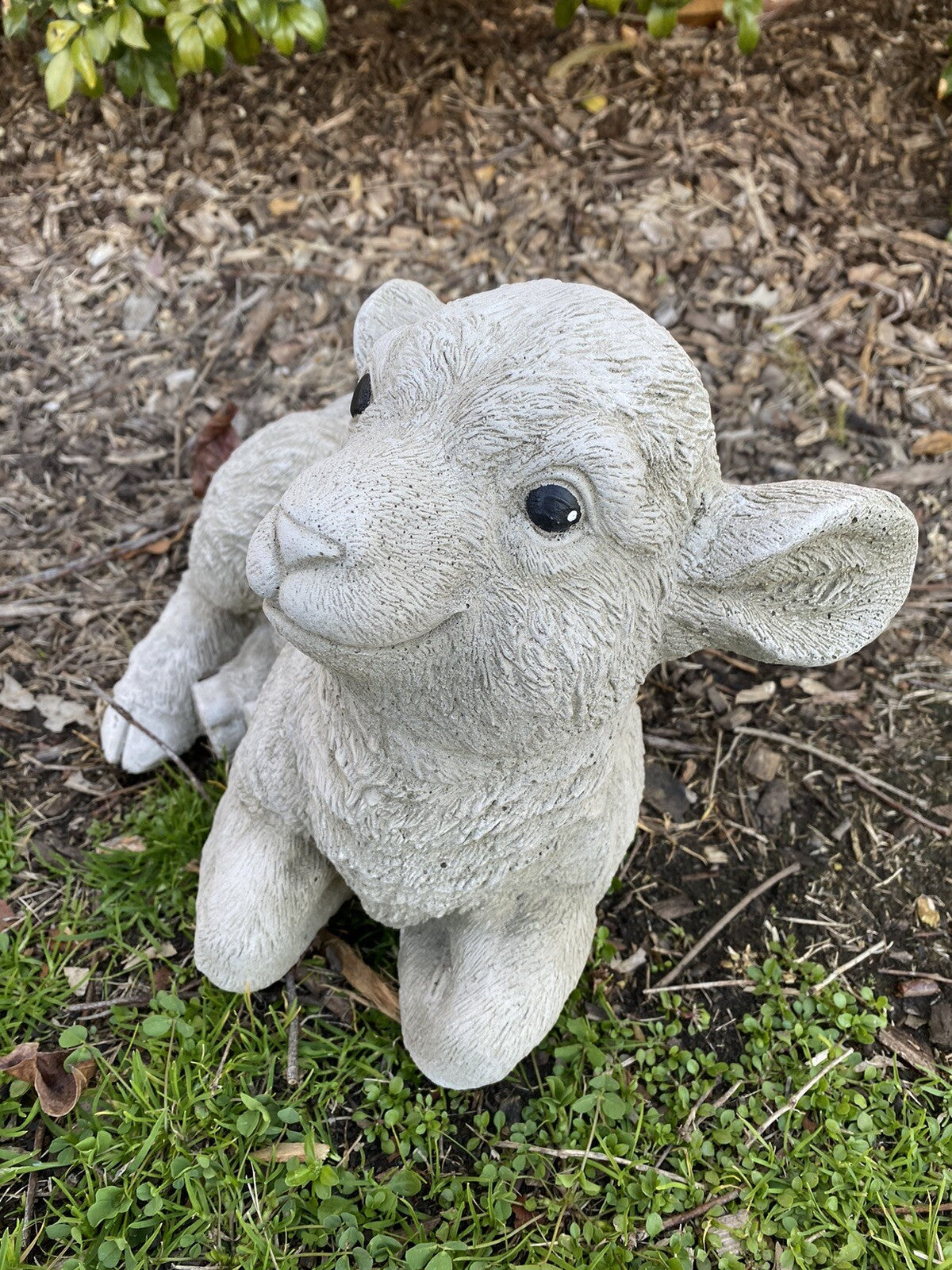 22nice4me Garden Statues concrete lamb ornament with a realistic matt finish, laying down in a garden setting.