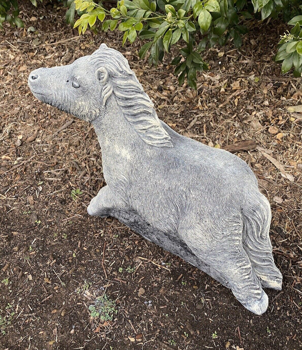 22nice4me Garden Statues hand-painted concrete laying horse garden ornament with a textured grey matte finish