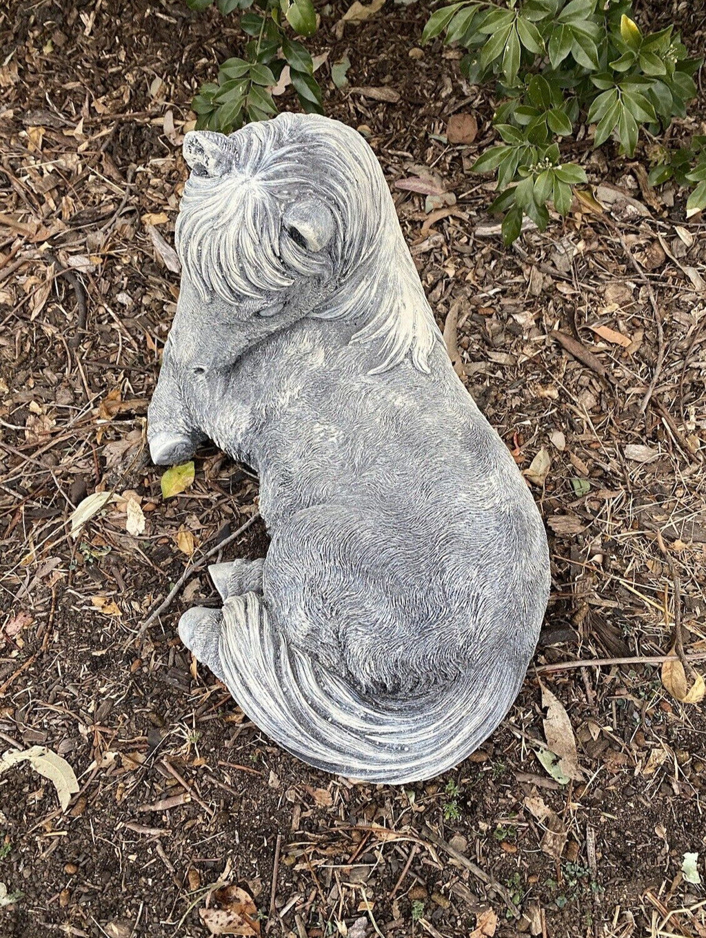 22nice4me Garden Statues hand-painted concrete laying horse ornament with a textured grey matt finish in a garden
