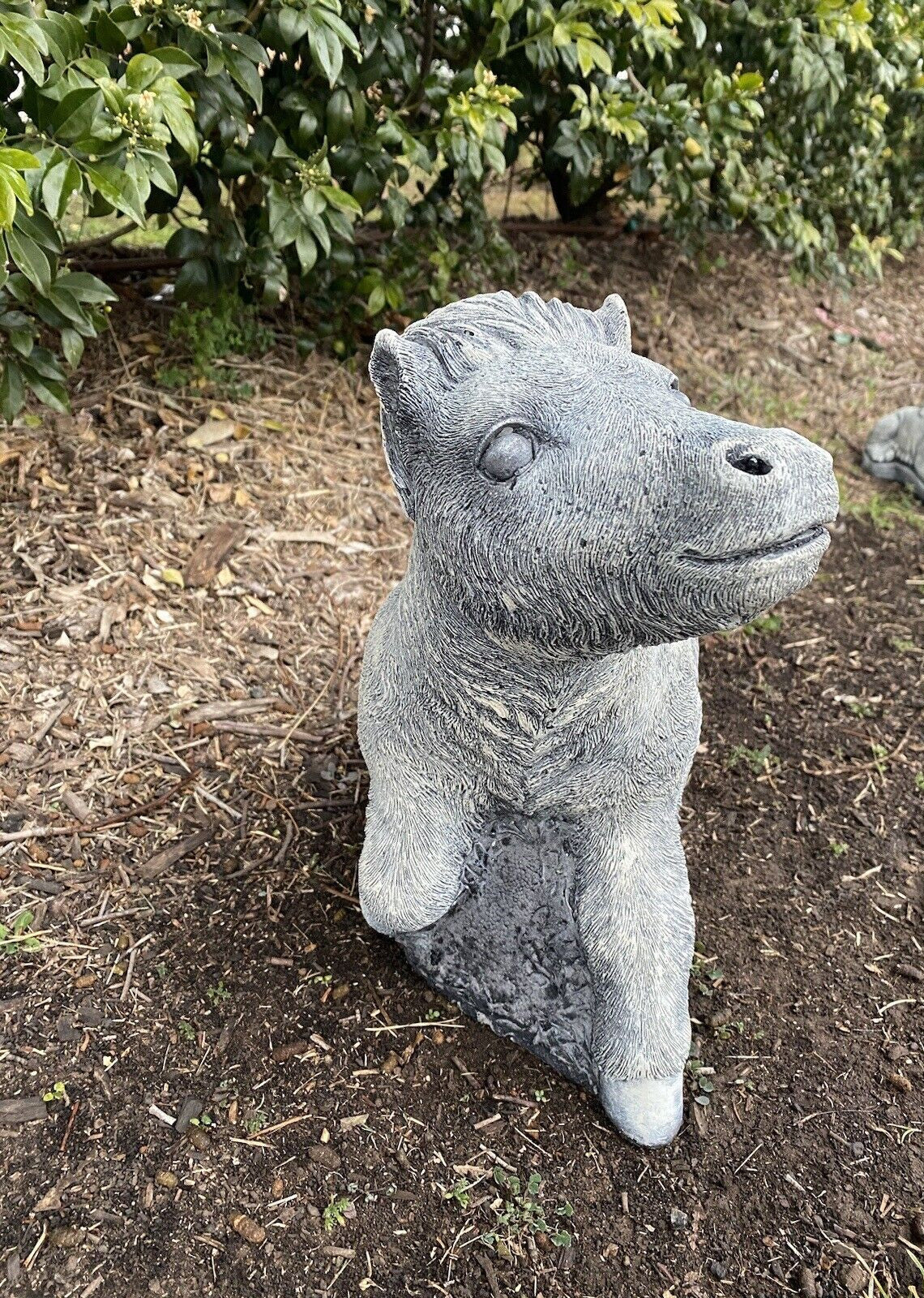 22nice4me Garden Statues concrete laying horse garden ornament with a hand-painted grey matte finish in a garden