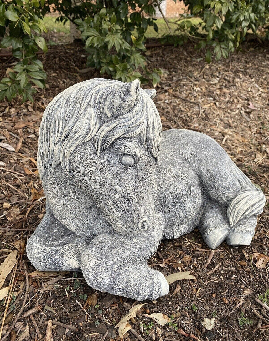 22nice4me Garden Statues hand-painted concrete laying horse ornament with a grey matte finish in a garden setting