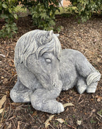 22nice4me Garden Statues hand-painted concrete laying horse ornament with a grey matte finish in a garden setting