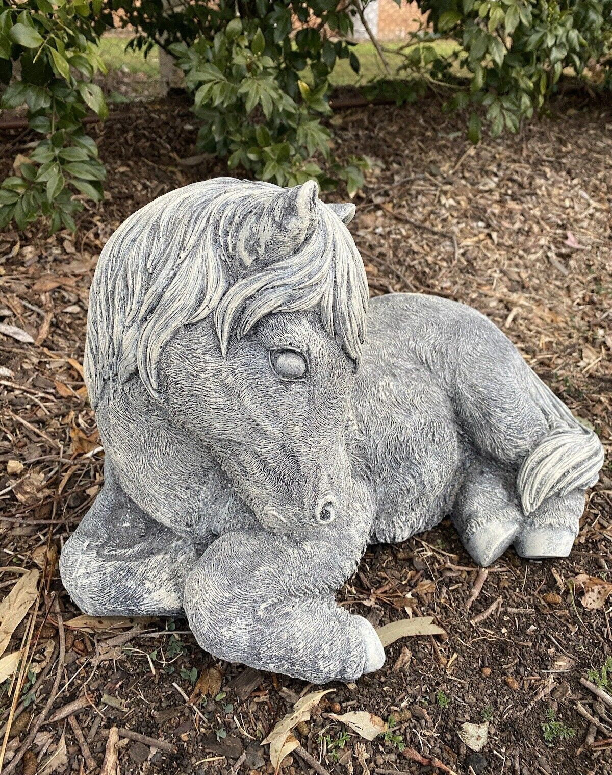 22nice4me Garden Statues hand-painted concrete laying horse ornament with a grey matte finish in a garden setting