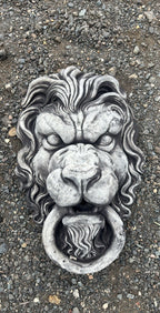 22nice4me Garden Statues concrete lion head wall ornament with a detailed mane and ring knocker in natural grey finish.