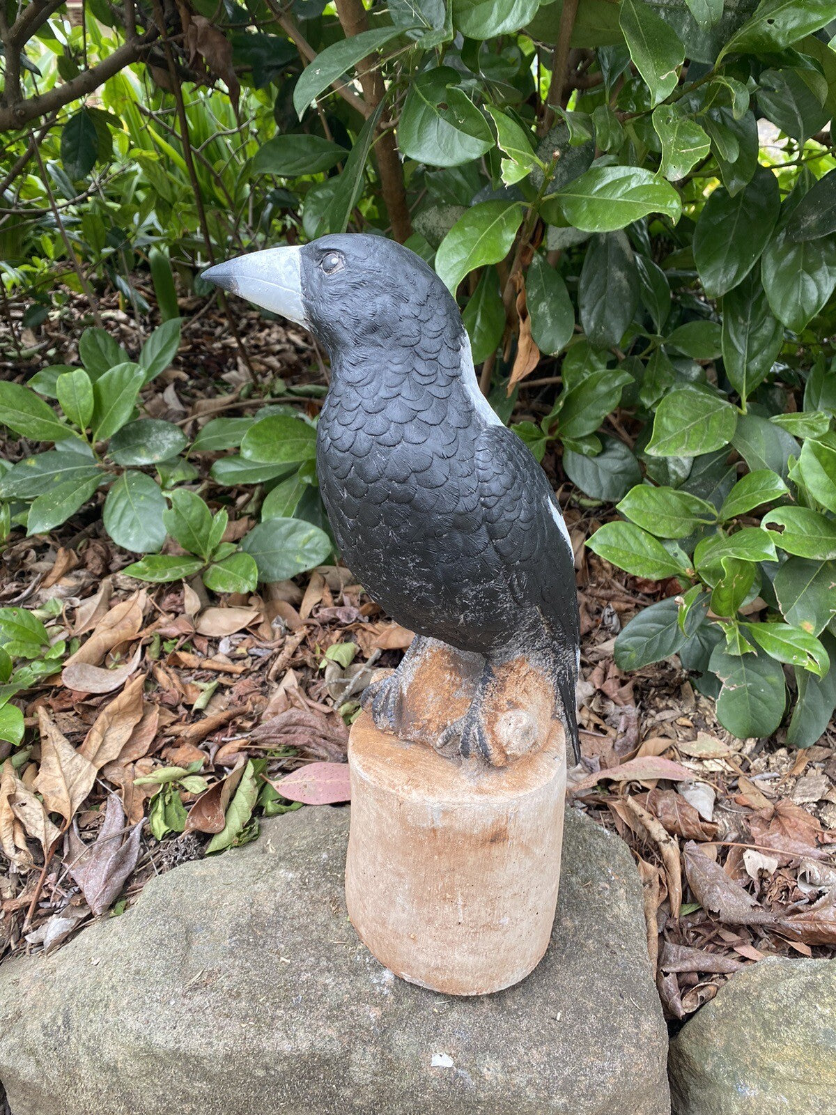 22nice4me Garden Statues hand-painted concrete magpie bird ornament perched on a stump in a garden setting