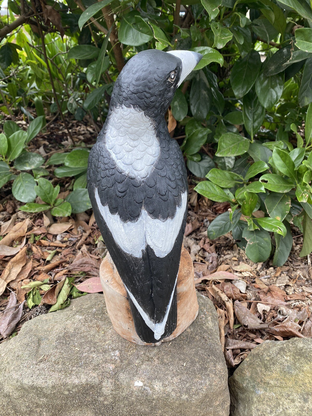 22nice4me Garden Statues hand-painted concrete magpie bird ornament perched on a stump in a garden setting