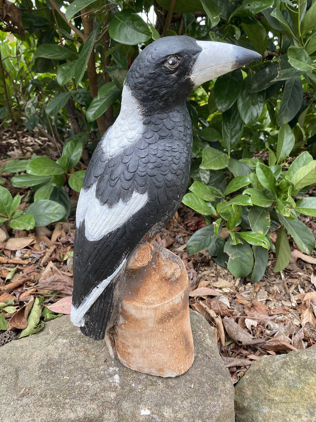 22nice4me Garden Statues hand-painted concrete magpie bird ornament perched on a stump in a garden setting
