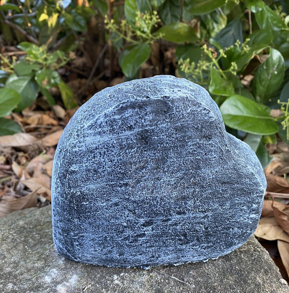 22nice4me Garden Statues concrete heart-shaped memorial stone with textured grey finish for garden display