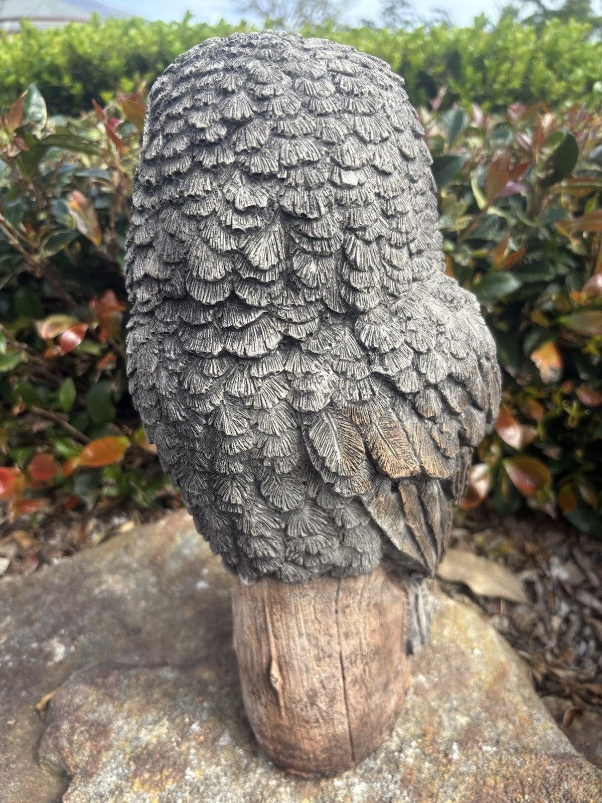 22nice4me Garden Statues concrete owl ornament featuring detailed grey feather texture on a natural tree stump base