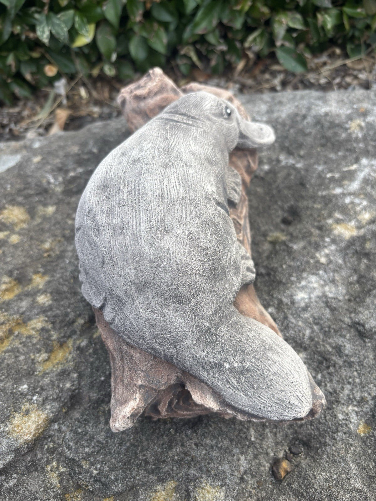 22nice4me Garden Statues concrete platypus resting on a rustic log with detailed fur and bill for outdoor garden decor