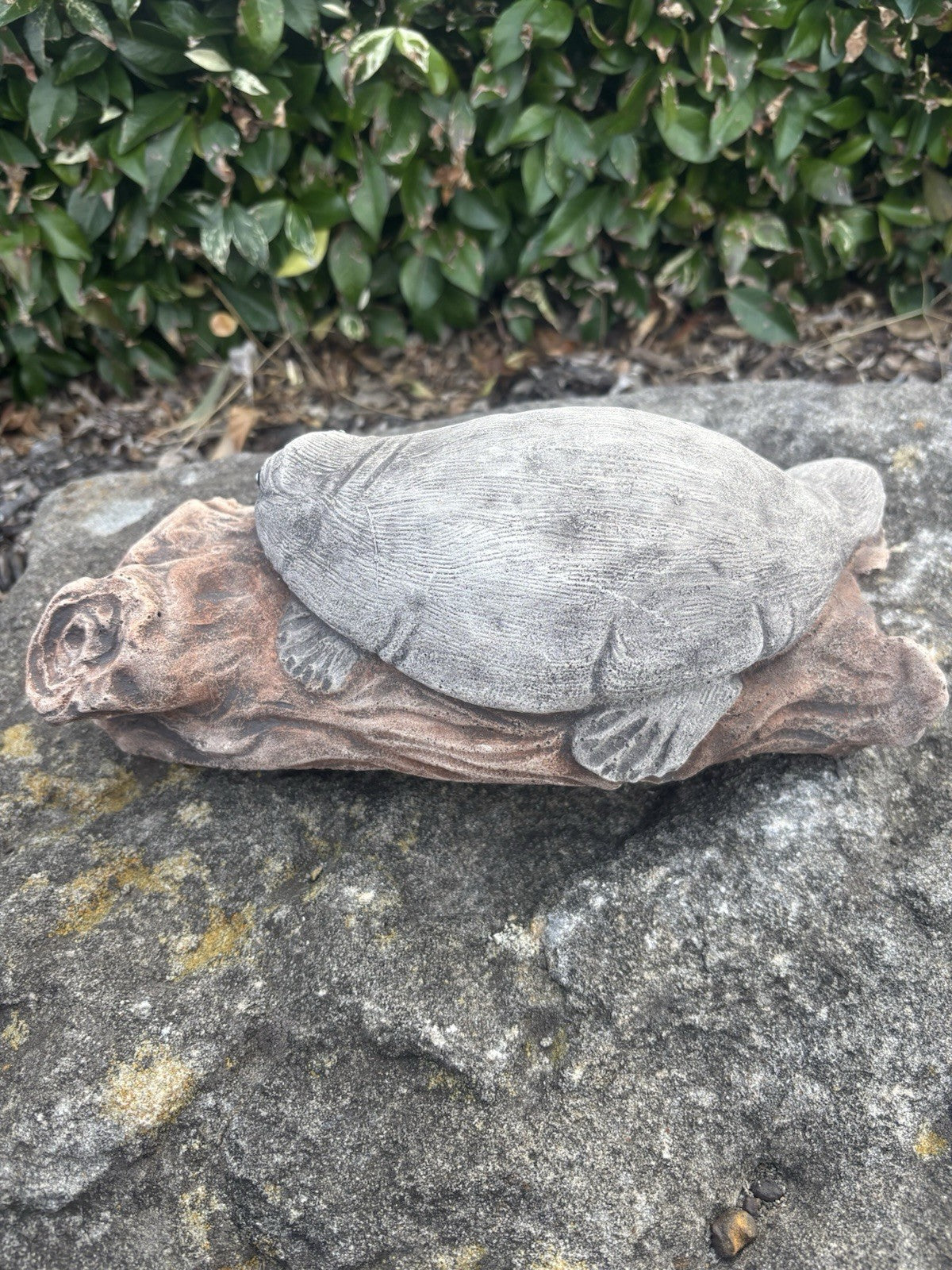 22nice4me Garden Statues concrete platypus ornament resting on a realistic brown log for outdoor garden decor