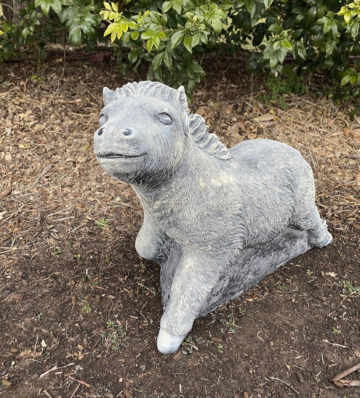 22nice4me Garden Statues hand-painted concrete pony garden ornament with a grey matte finish in a garden setting