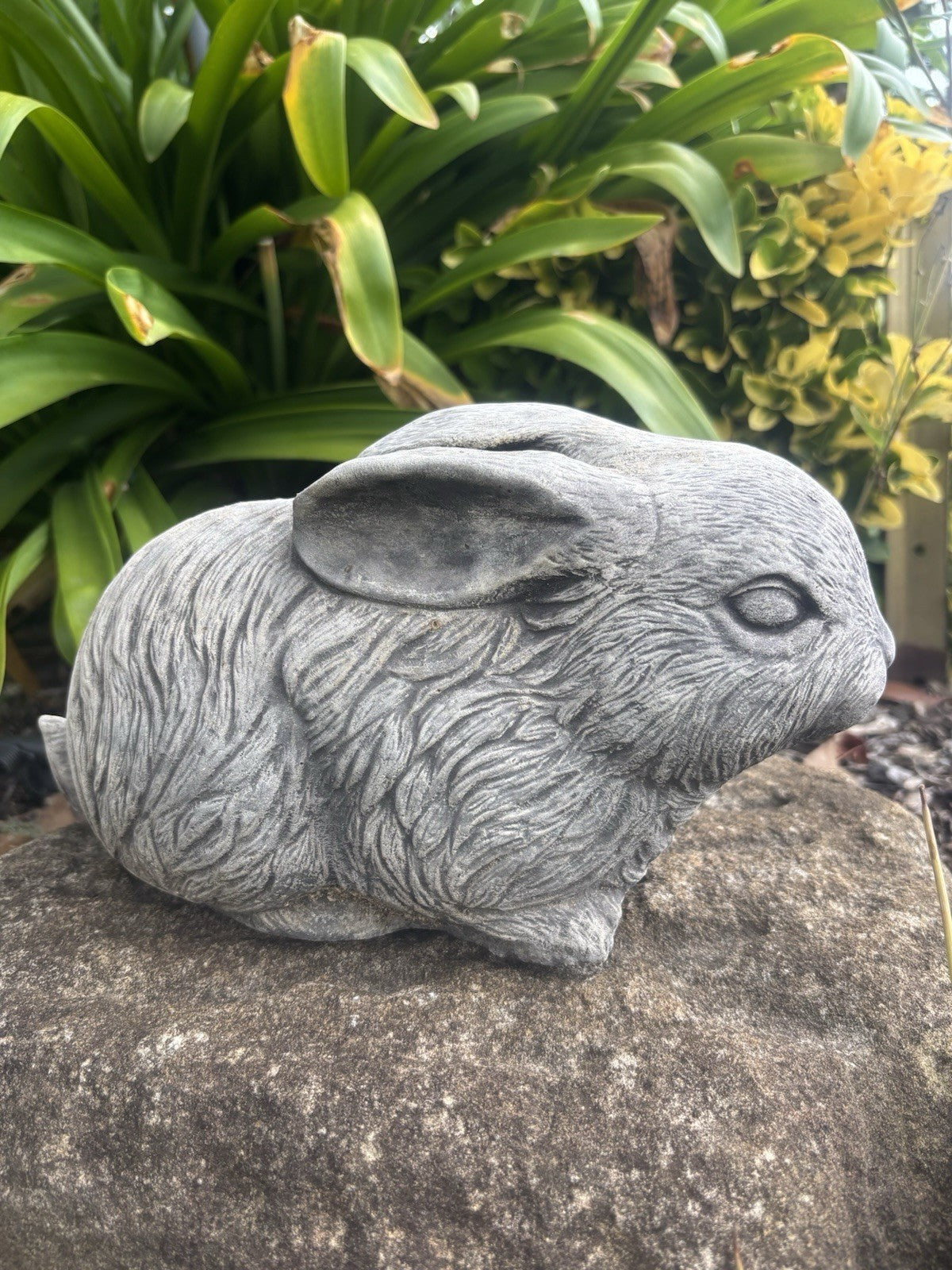 22nice4me Garden Statues hand-painted concrete rabbit ornament with realistic fur texture in a garden setting