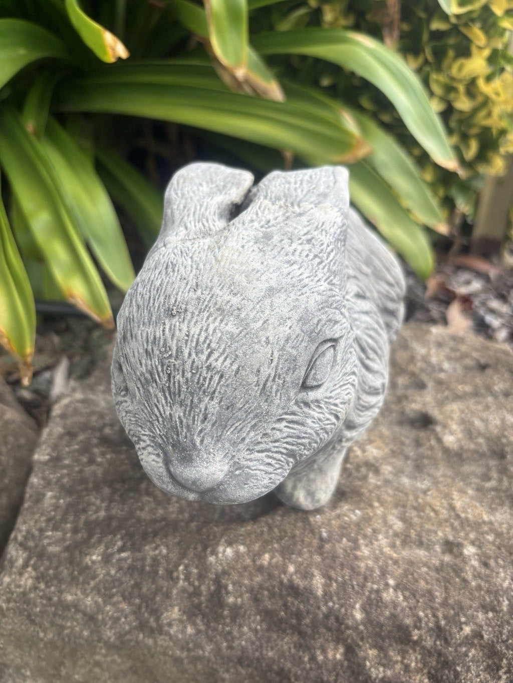 22nice4me Garden Statues hand-painted concrete rabbit garden ornament with realistic fur texture in a matte grey finish
