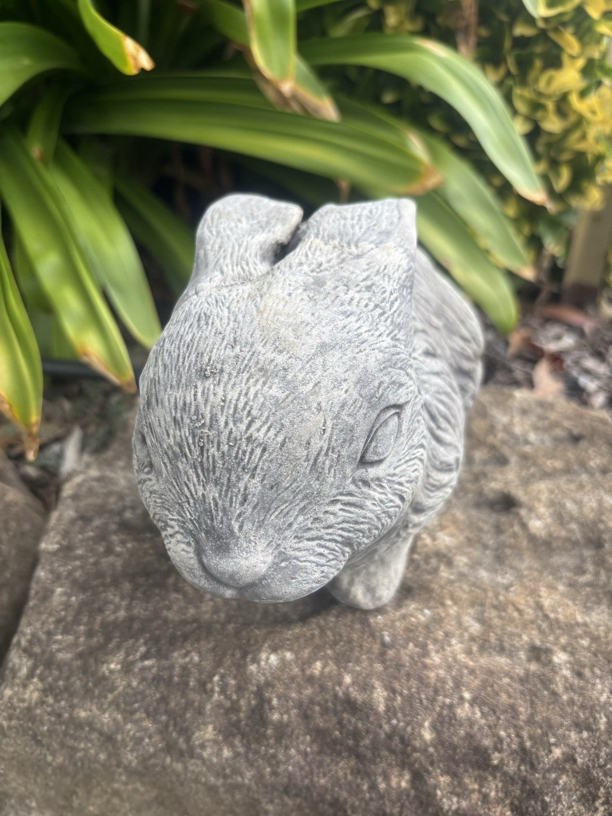 22nice4me Garden Statues hand-painted concrete rabbit garden ornament with realistic fur texture in a matte grey finish