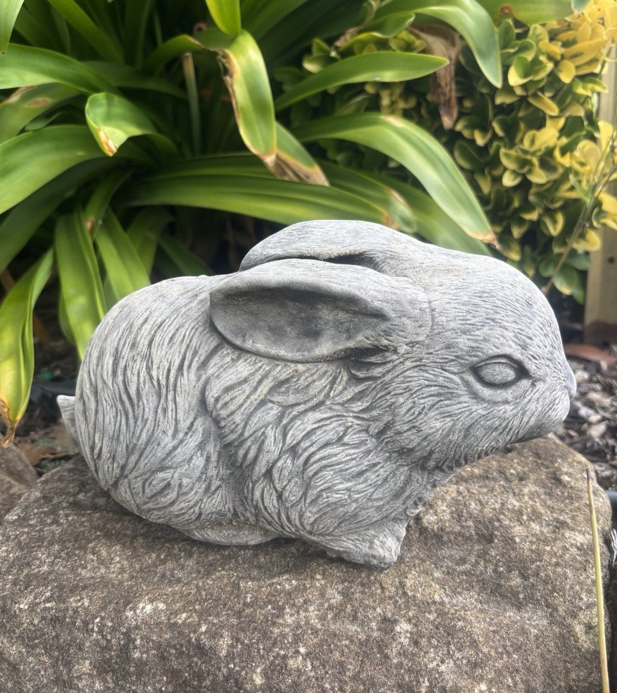 22nice4me Garden Statues hand-painted concrete rabbit ornament with a textured matte grey finish in a garden setting