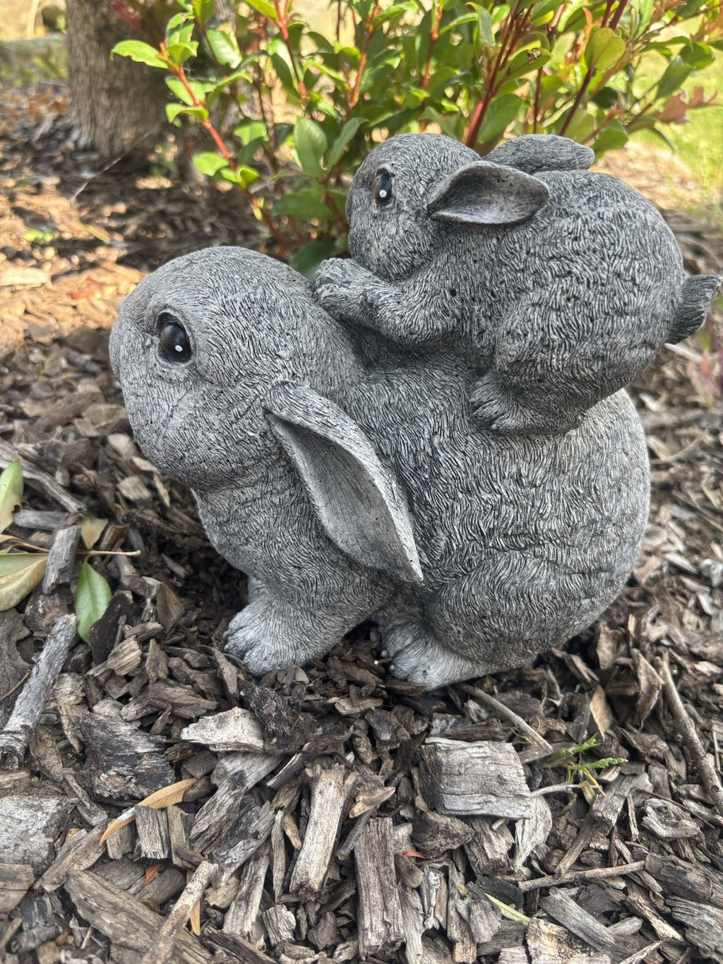 22nice4me Garden Statues concrete rabbit ornament with a baby bunny on its back, hand-painted in a grey matte finish.