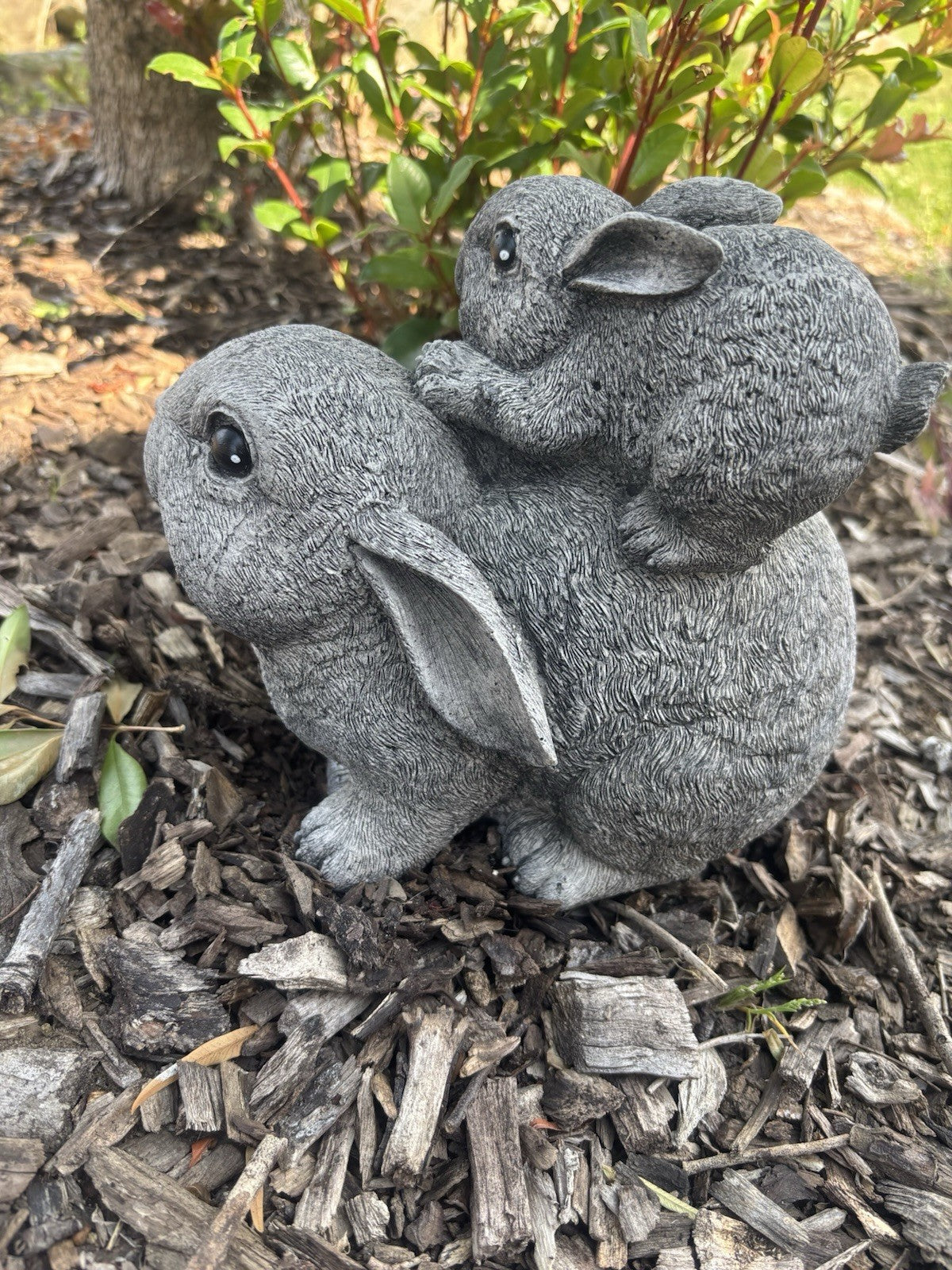 22nice4me Garden Statues concrete rabbit ornament with a baby bunny on its back, hand-painted in a grey matte finish.
