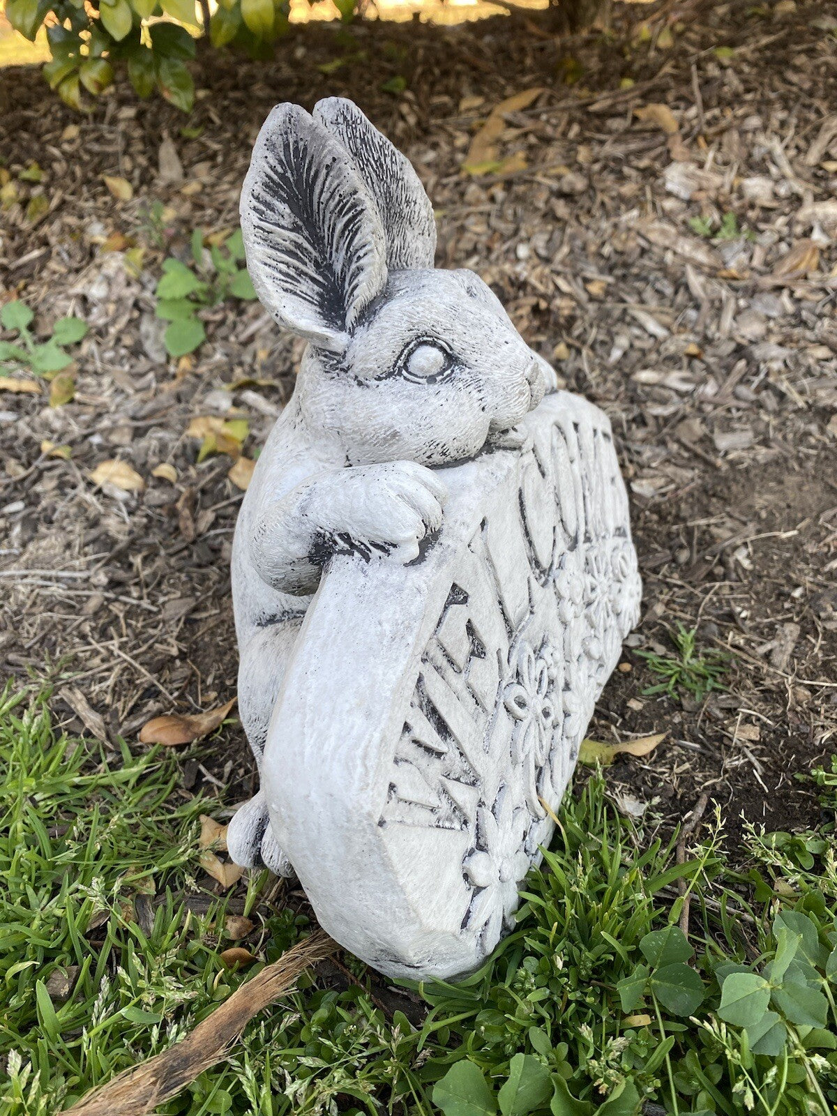 22nice4me Garden Statues hand-painted concrete rabbit garden ornament with welcome sign in a garden setting