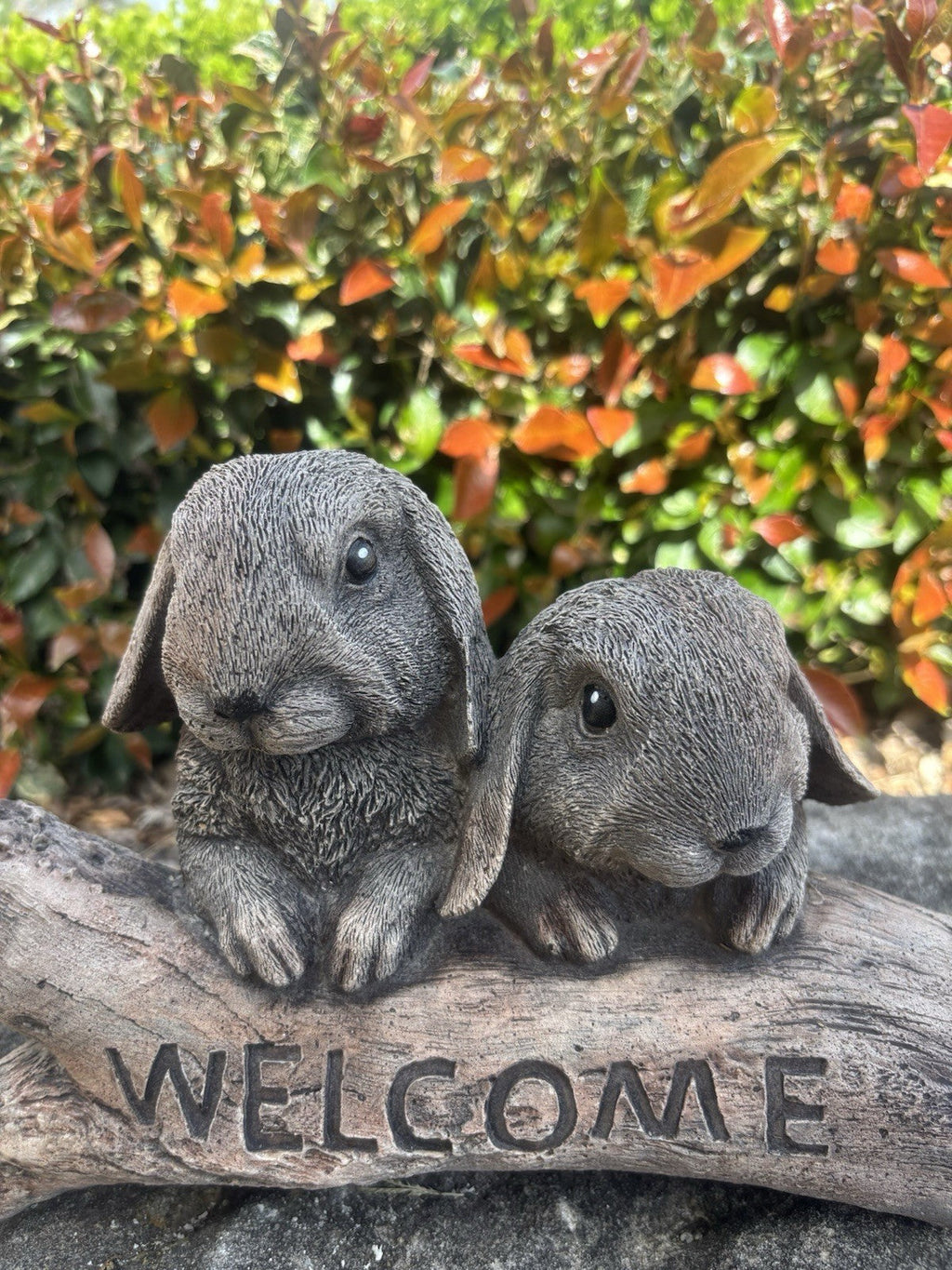 22nice4me Garden Statues concrete welcome sign featuring two realistic grey mini lop rabbits on a faux log