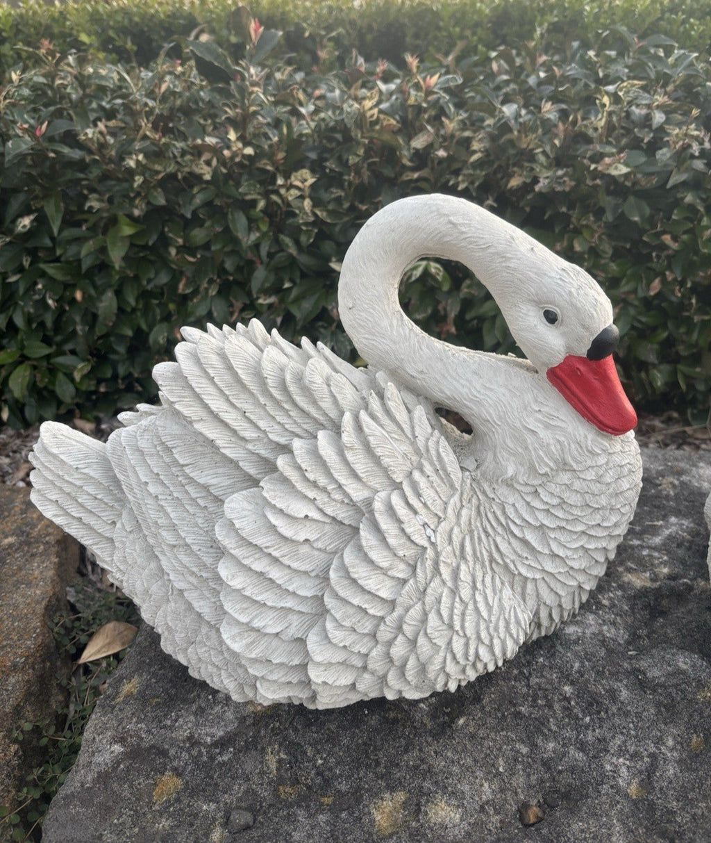 22nice4me Garden Statues concrete swan ornament with detailed white feathers and a red beak in a garden setting