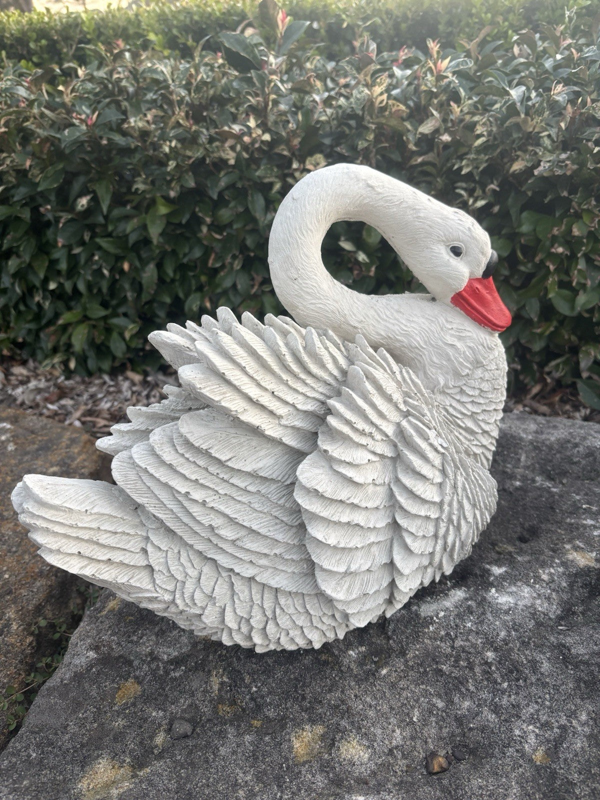 22nice4me Garden Statues white concrete swan ornament with detailed feathers and a red beak on a stone surface
