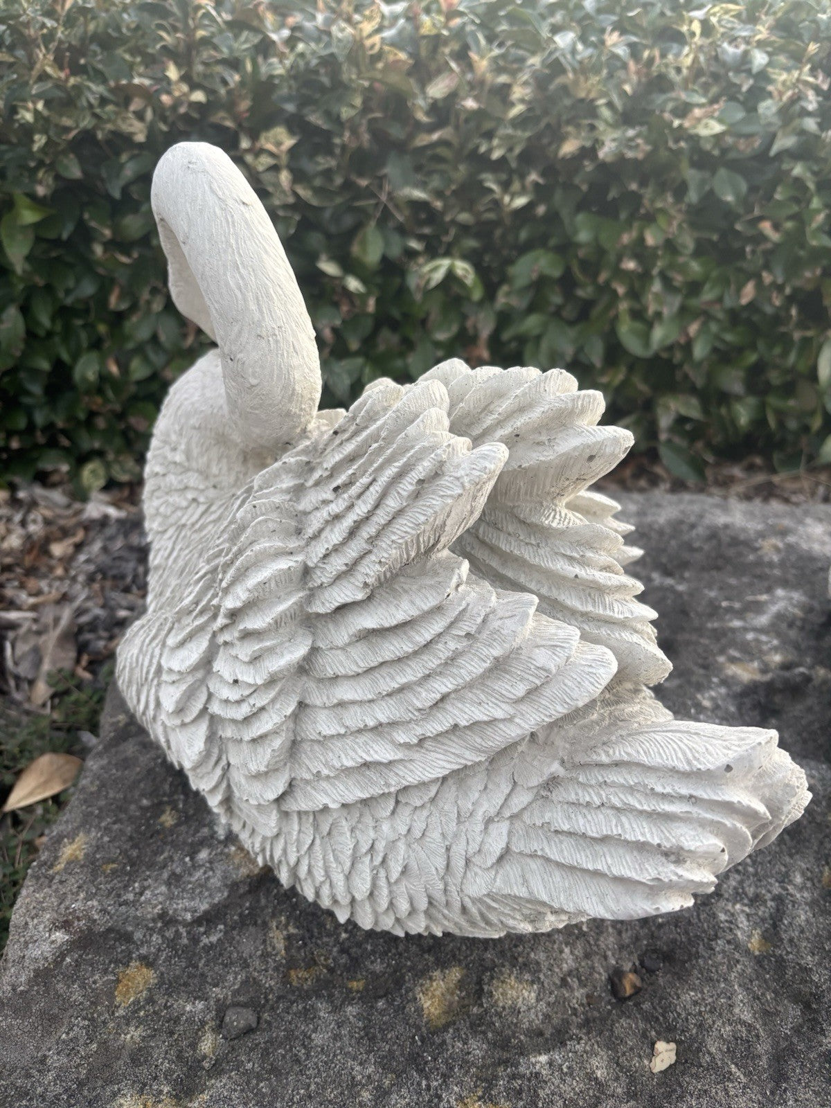 22nice4me Garden Statues concrete swan ornament with detailed feathered wings and curved neck on a stone surface
