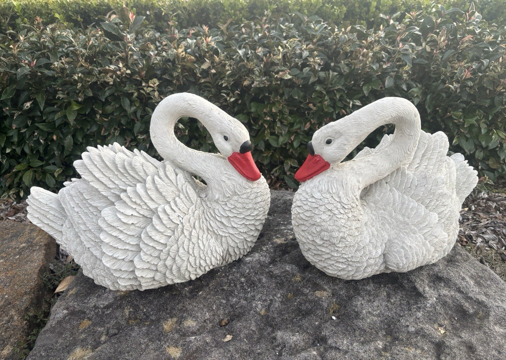 22nice4me Garden Statues pair of white concrete swan ornaments with detailed feathers and red beaks on a stone base