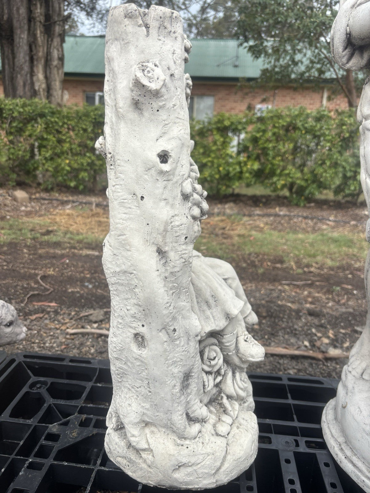 22nice4me Garden Statues concrete boy and girl on swing ornament with tree arch detail in natural white finish