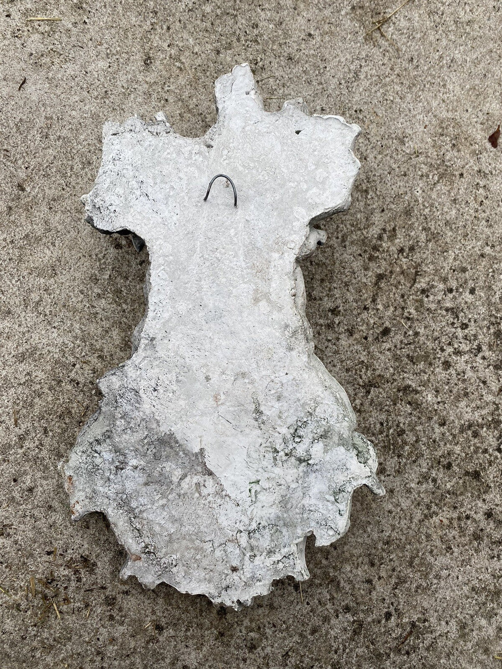 Back view of 22nice4me Garden Statues concrete tree face decoration showing the metal hanging loop