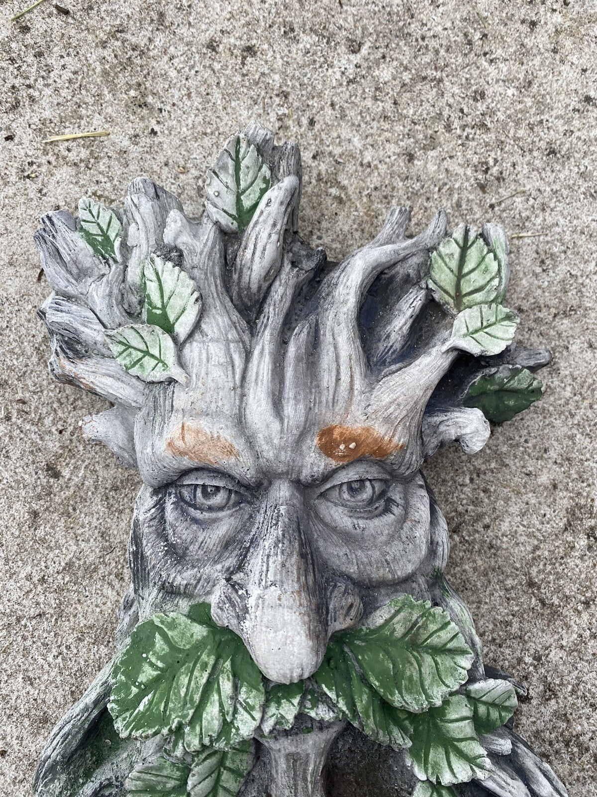 22nice4me Garden Statues concrete tree face wall hanging with hand-painted green leaves and weathered wood texture