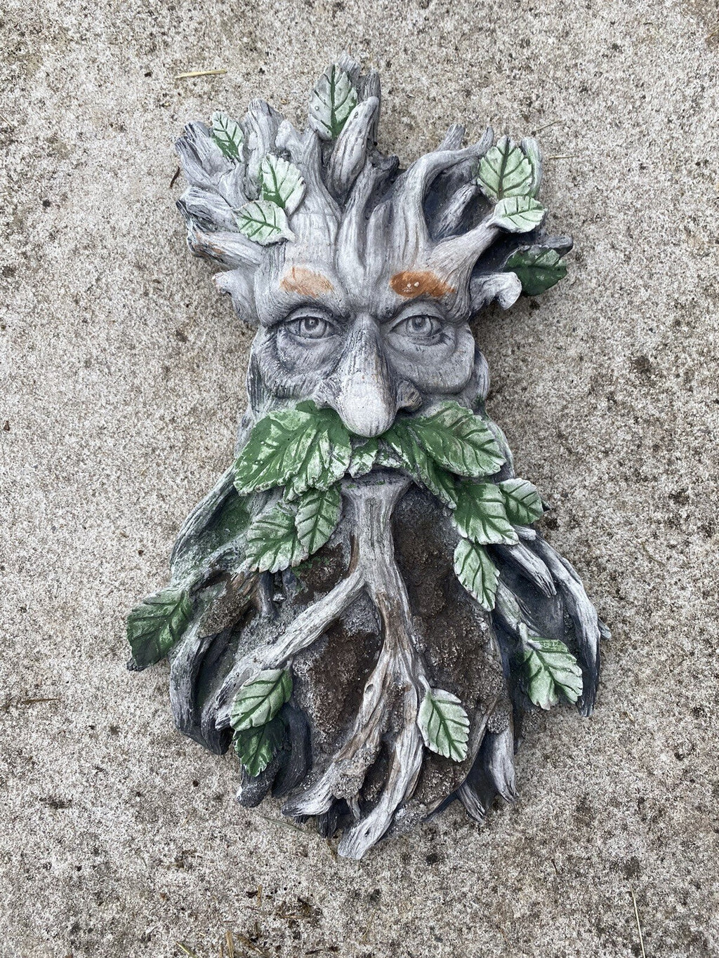 22nice4me Garden Statues concrete tree face wall hanging with hand-painted green leaves and weathered wood texture
