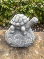 22nice4me Garden Statues concrete turtle ornament with a textured shell and Welcome sign on a rock-style base.