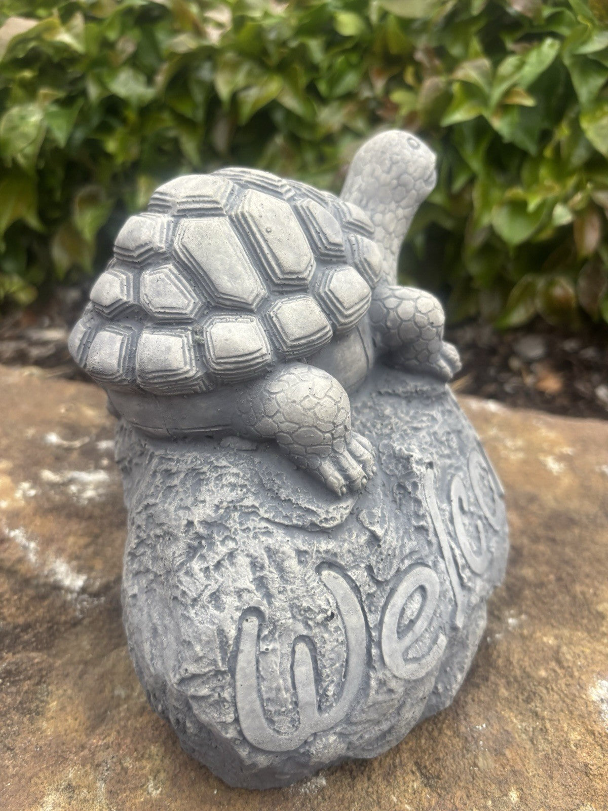 22nice4me Garden Statues concrete turtle ornament with a textured shell and Welcome sign on a rock-style base