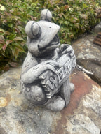 22nice4me Garden Statues concrete frog ornament holding a rustic Welcome sign with a weathered grey finish