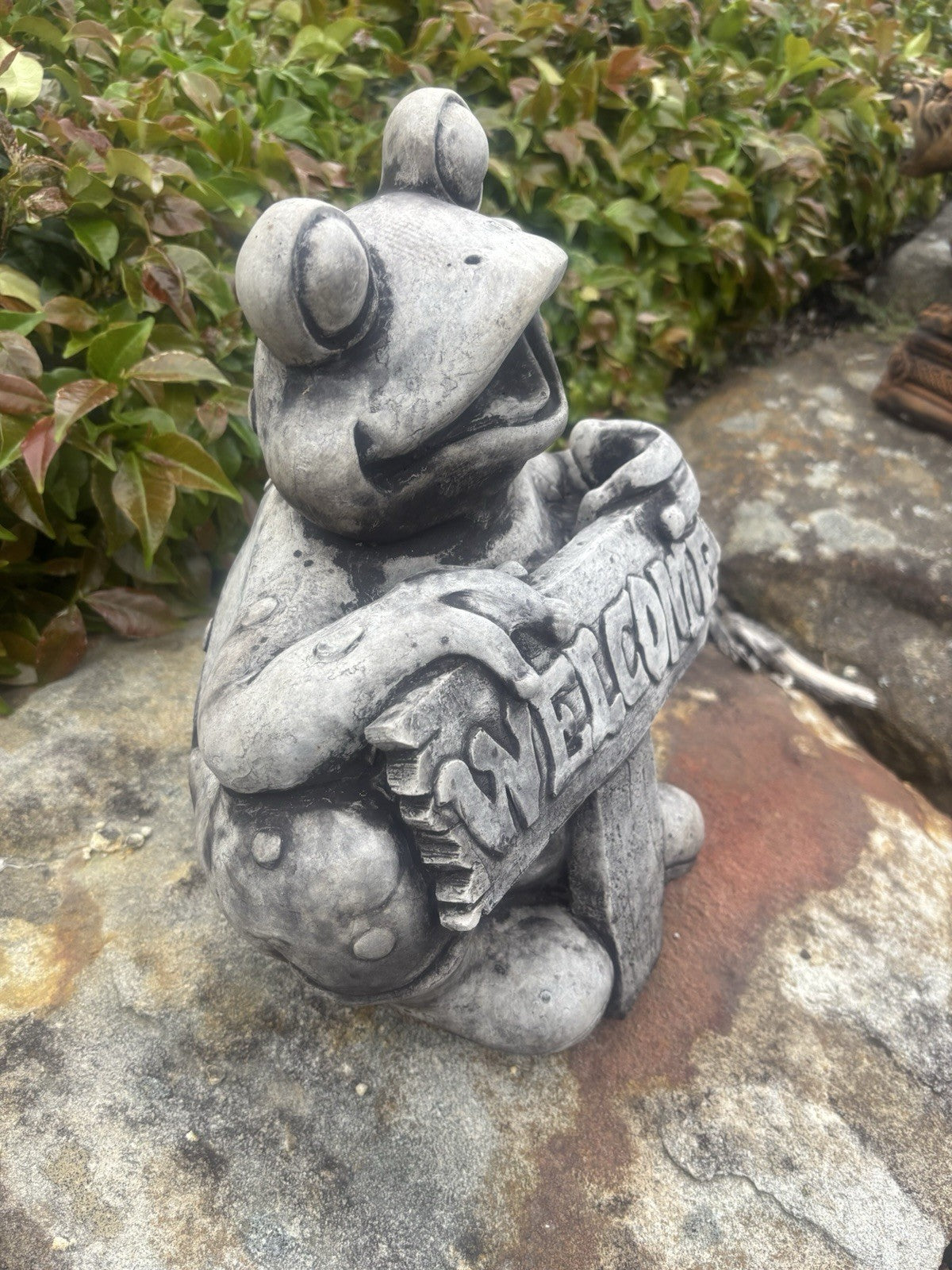 22nice4me Garden Statues concrete frog ornament holding a rustic Welcome sign with a weathered grey finish