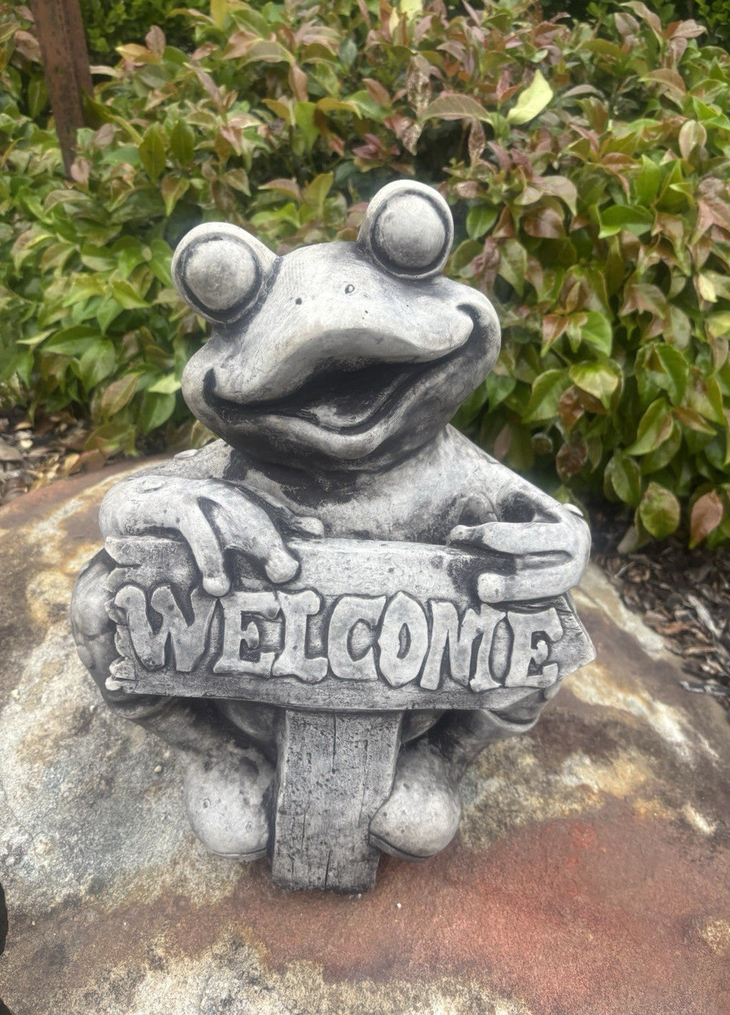 22nice4me Garden Statues concrete frog ornament holding a Welcome sign with a rustic weathered grey finish