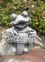 22nice4me Garden Statues concrete frog ornament holding a Welcome sign with a rustic weathered grey finish