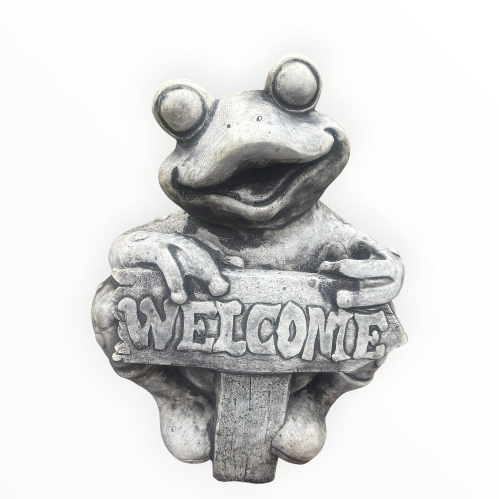 22nice4me Garden Statues concrete frog ornament holding a rustic Welcome sign with a weathered grey finish