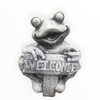 22nice4me Garden Statues concrete frog ornament holding a rustic Welcome sign with a weathered grey finish