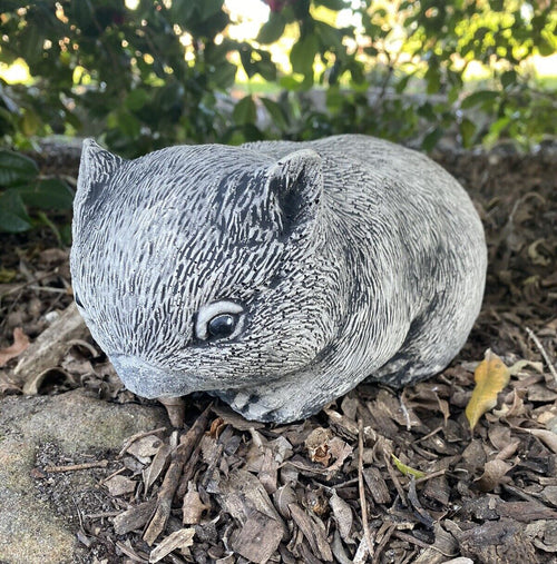 22nice4me Garden Statues hand-painted concrete wombat garden ornament with an antique finish grazing on mulch