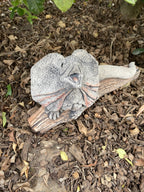 22nice4me Garden Statues hand-painted concrete frilled neck lizard ornament resting on a log with an antique finish