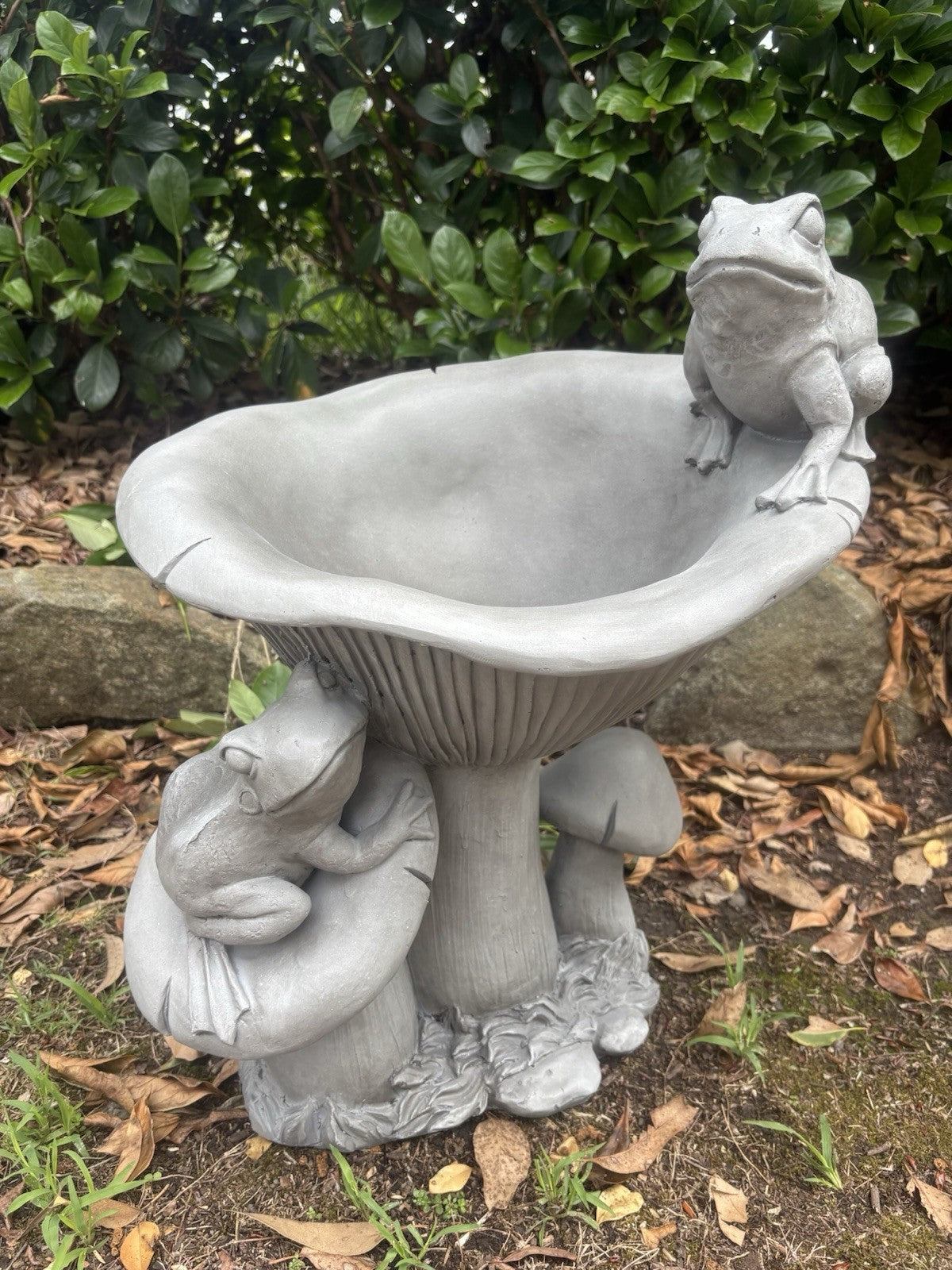 22nice4me Garden Statues grey resin bird bath featuring two playful frogs and mushrooms in a garden setting