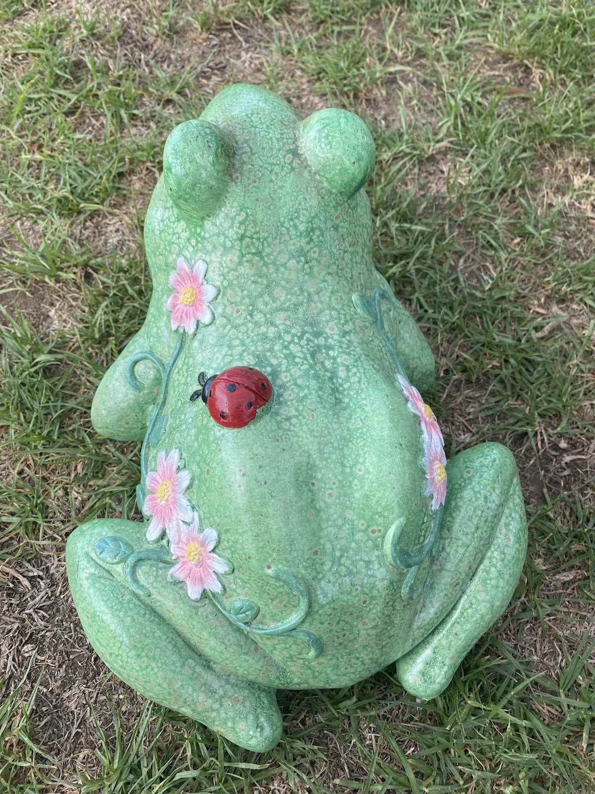 22nice4me Garden Statues fireclay frog ornament with lady beetle and pink flower details in an antique green finish