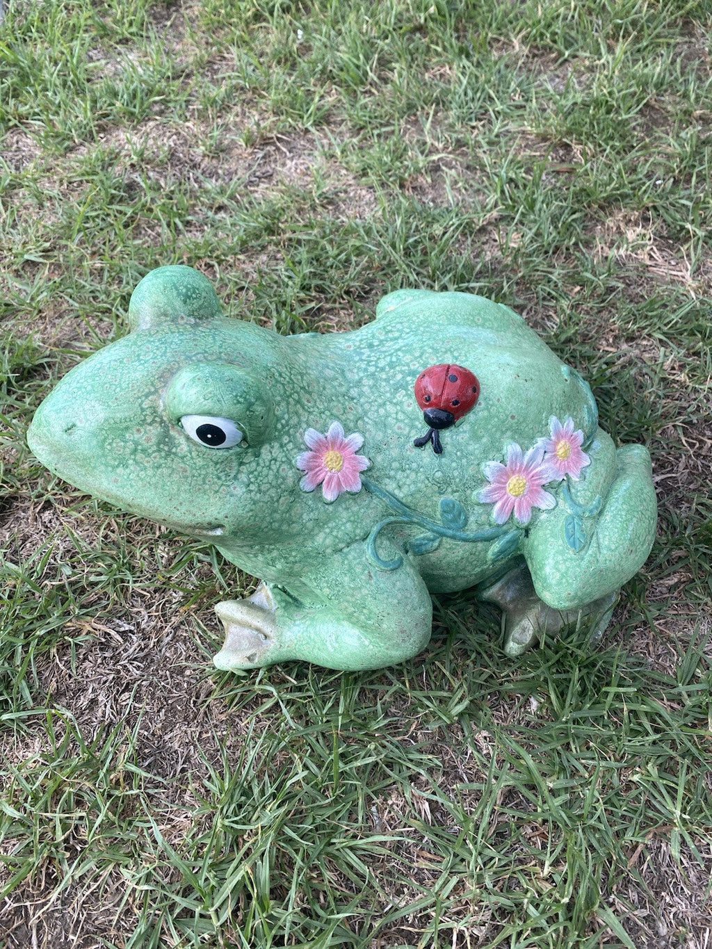 22nice4me Garden Statues fireclay frog ornament with lady beetle and pink flowers in an antique green finish