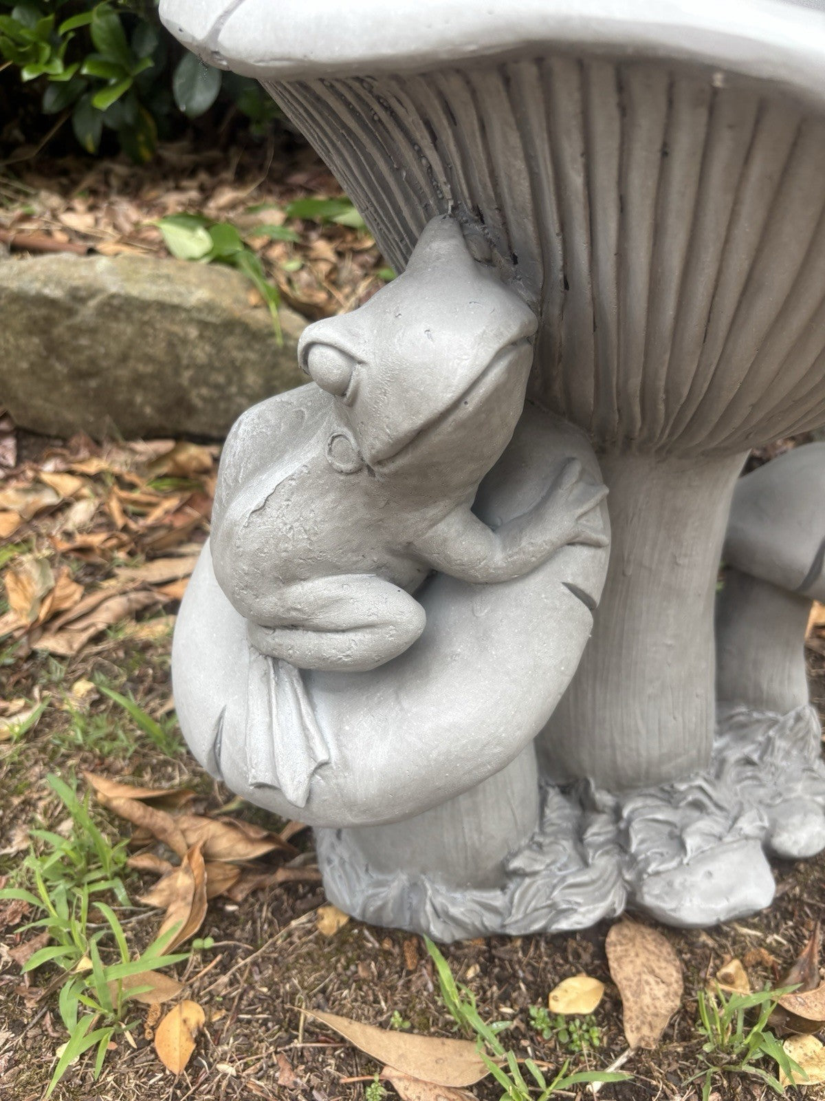 22nice4me Garden Statues grey resin frog bird bath featuring detailed frog and mushroom design for outdoor gardens