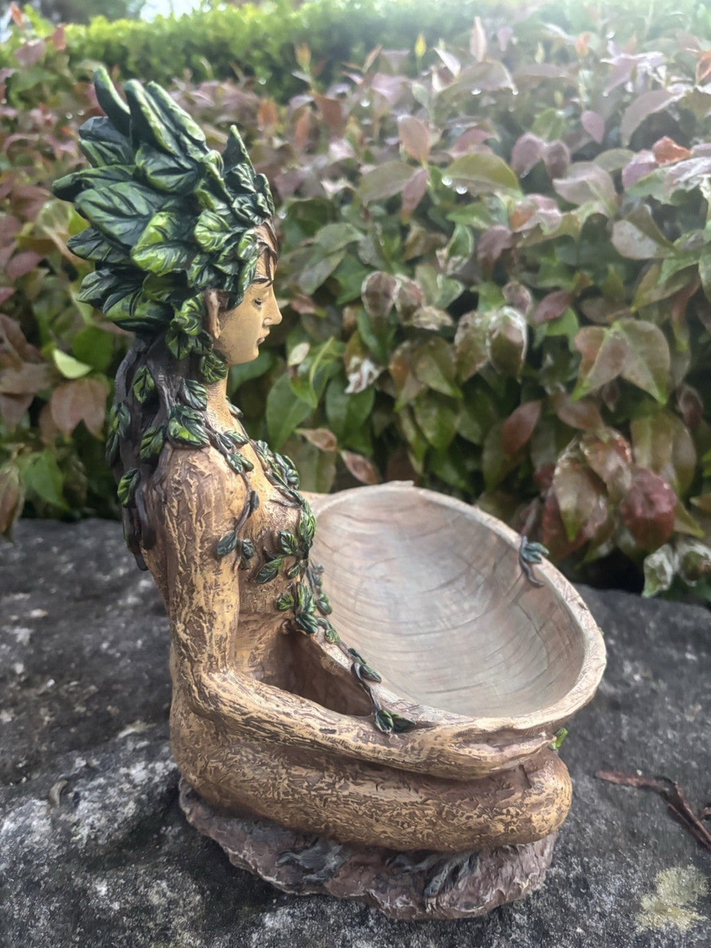 22nice4me Garden Statues resin Gaia goddess ornament with green leaf foliage and a rustic bowl for garden decor