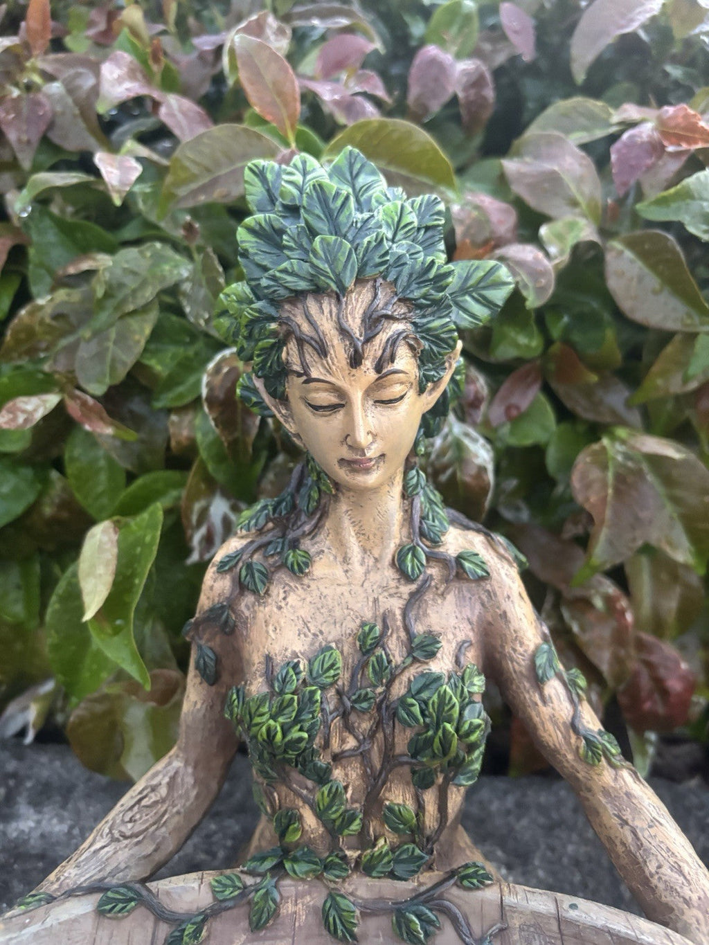 22nice4me Garden Statues resin Gaia goddess figure with green leaves and rustic tree-inspired details in a garden