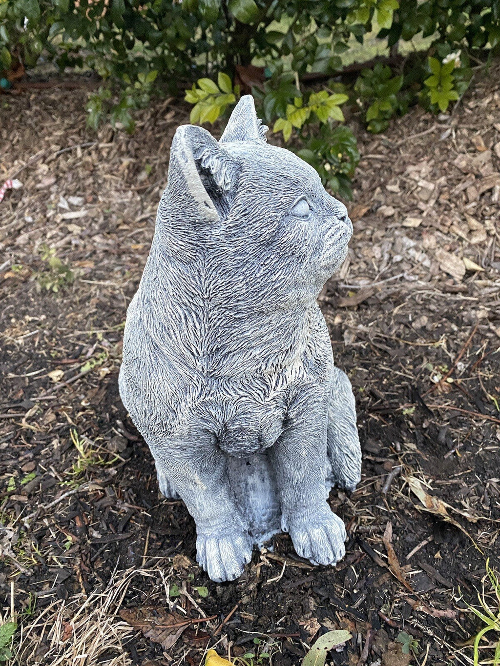 22nice4me Garden Statues grey concrete sitting cat memorial ornament with an antique finish in a garden setting